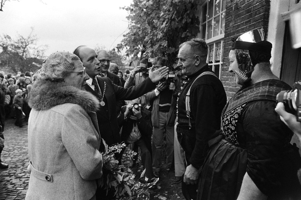 Burgemeester F. Niemeijer stelt inwoners voor aan de koningin het gezin Huisma…, Bestanddeelnr 930-4968