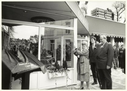Burgemeester Schmitz onthult een plaquette van het Carlton Square Hotel t.g.v. de opening, opnder het toeziend oog van hotelmanager Martin Lindelauf (midden) en manager Nederland Alfred Bree, NL-HlmNHA 54023472