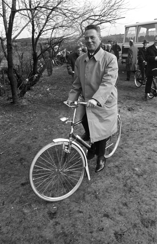 Burgemeester V.G.M. Marijnen van den Haag rijdt nieuw fietsroute aan Westzijde v, Bestanddeelnr 922-2600