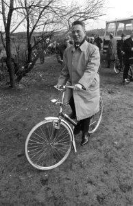 Burgemeester V.G.M. Marijnen van den Haag rijdt nieuw fietsroute aan Westzijde v, Bestanddeelnr 922-2600