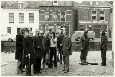 Burgemeester de Gou en wethouders bezoeken de Burgwal. NL-HlmNHA 54022423 01