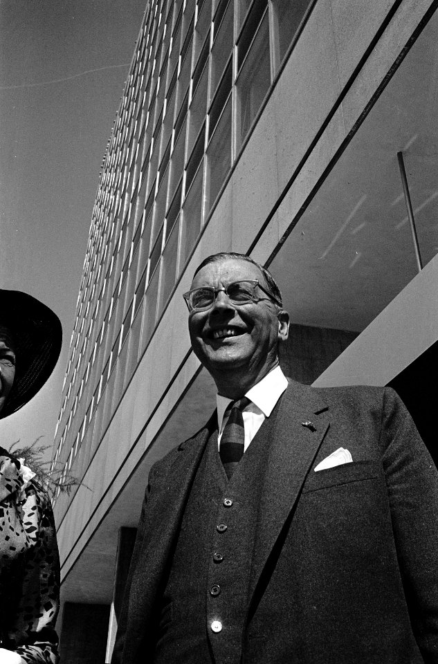Burgemeester Van Hall in Amsterdam het Europahuis geopend burgemeester Van Hall , Bestanddeelnr 916-5327