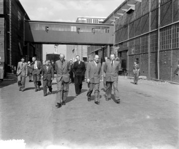 Burgemeester en gemeenteraden van Friesland bij NDSM excursie, Bestanddeelnr 905-8936