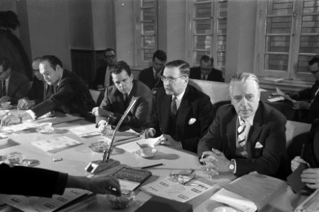 Burgemeester Van Hall houdt persconferentie over IJ-tunnelbouw in het stadhuis, , Bestanddeelnr 911-9708
