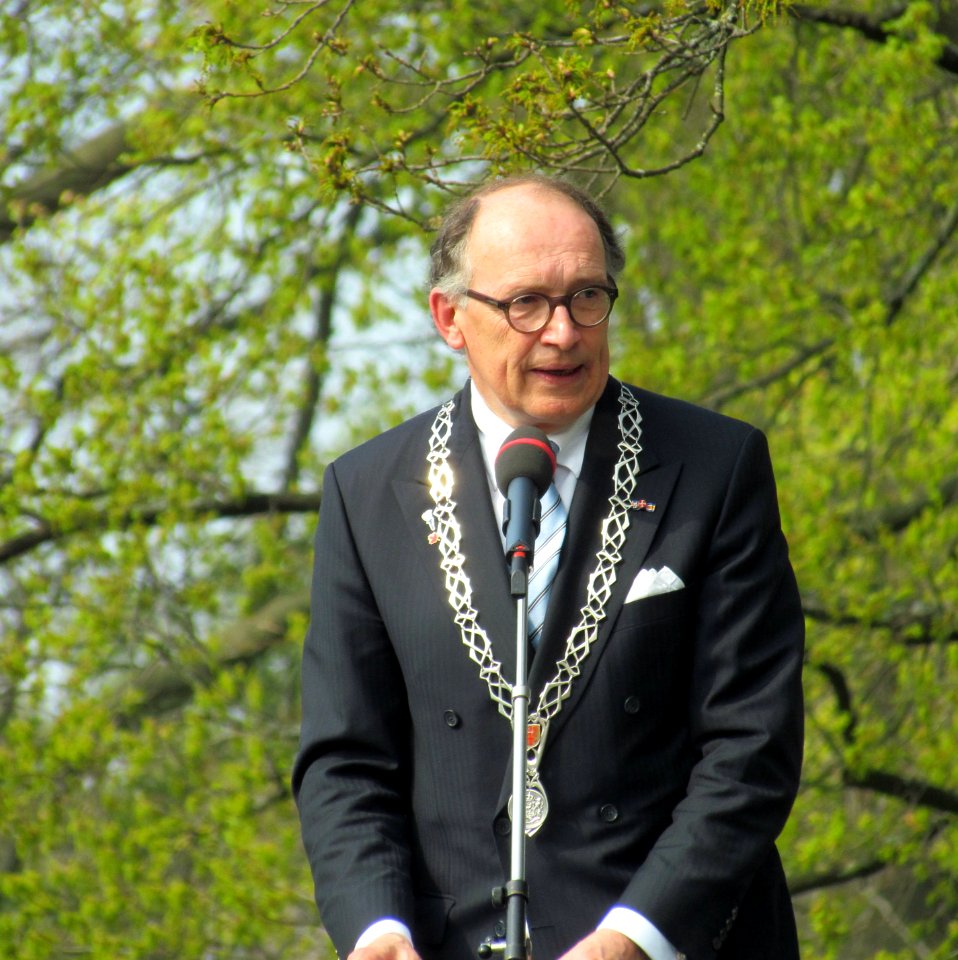 Burgemeester De Graaf houdt toespraak, april 2011