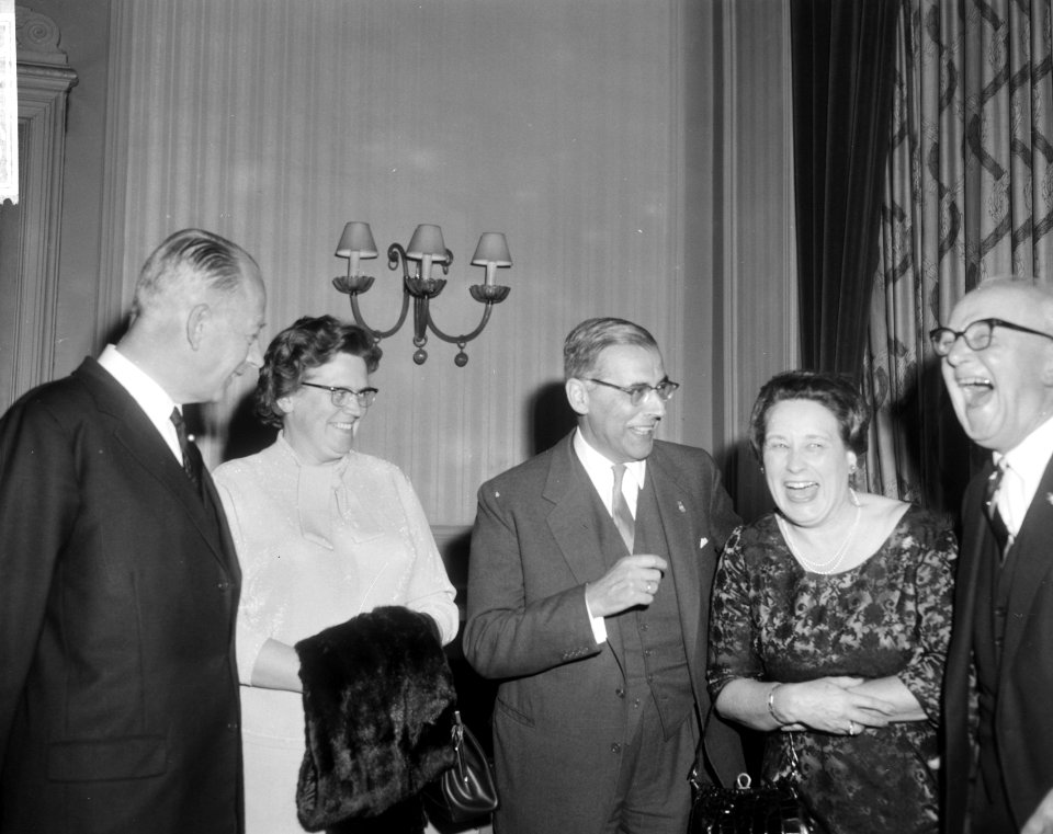 Burgemeester van Amsterdam Van Hall (midden) en Burgemeester Kolfschoten van Den, Bestanddeelnr 918-3142