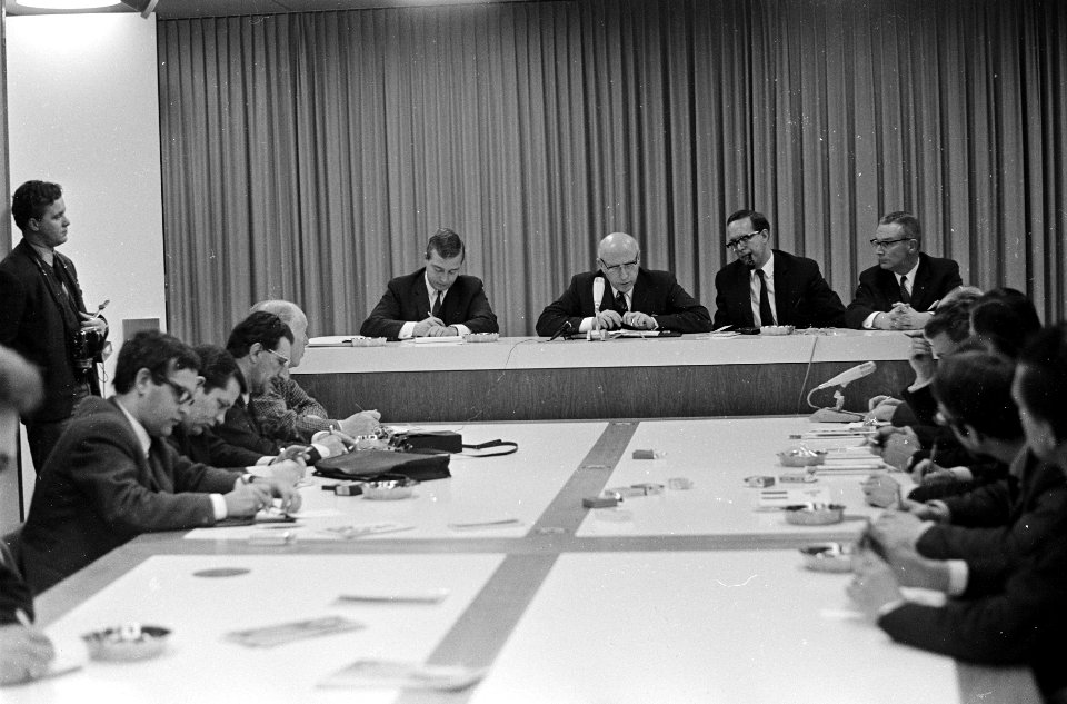 Burgemeester Samkalden terug uit Japan. Hier tijdens persconferentie op Schiphol, Bestanddeelnr 920-8528