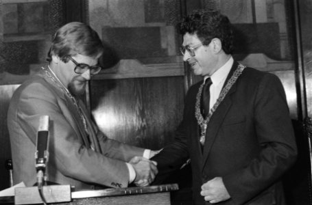 Burgemeester Ed van Thijn wordt gefeliciteerd door loco-burgemeester Heerma, Bestanddeelnr 932-6239