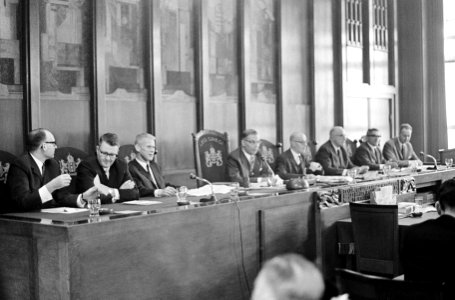 Burgemeester en wethouders achter de raadstafel, Bestanddeelnr 919-5348