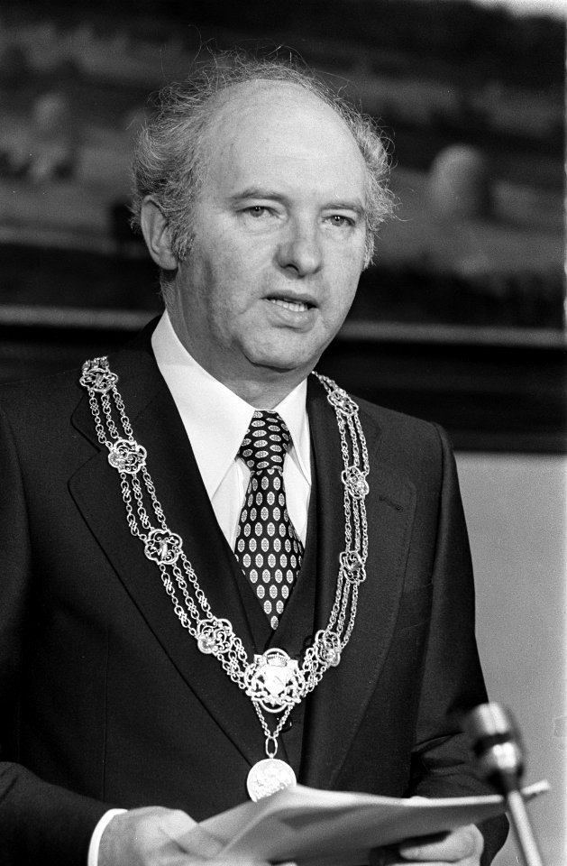 Burgemeester F G L L Schols van Den Haag geinstalleerd, kop, Bestanddeelnr 928-2041