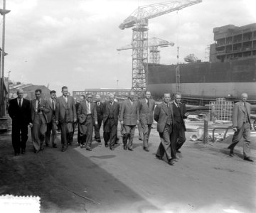 Burgemeester en gemeenteraden van Friesland bij NDSM excursie, Bestanddeelnr 905-8935