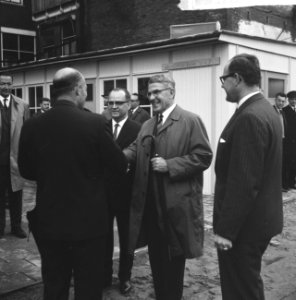 Burgemeester Thomassen slaat eerste paal kantoorcomplex aan de Westblaak, Bestanddeelnr 917-7221