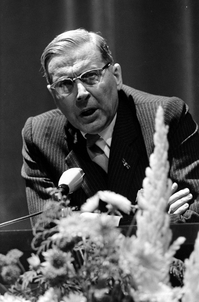 Burgemeester van Amsterdam Gijsbert van Hall aan het woord, Bestanddeelnr 919-8865