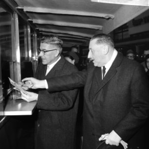 Burgemeester Thomassen van Rotterdam kocht eerste ICEM-postzegel op postkantoor , Bestanddeelnr 918-7614