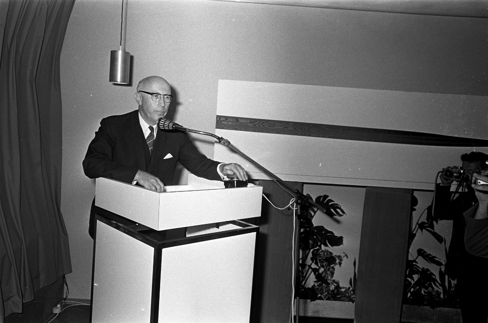 Burgemeester Samkalden tijdens de openingsrede, Bestanddeelnr 921-6268