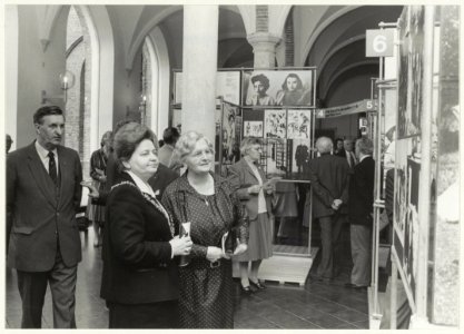 Burgemeester Schmitz en oud-burgemeester Van Stam bij een tentoonstelling in het stadhuis. NL-HlmNHA 54016555