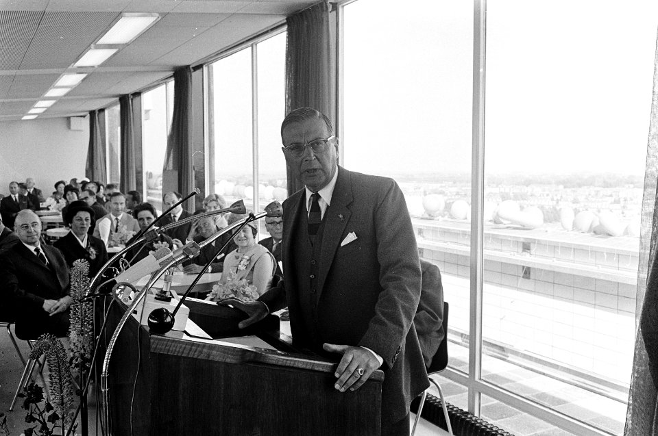 Burgemeester Van Hall in Amsterdam het Europahuis geopend burgemeester Van Hallt, Bestanddeelnr 916-5328