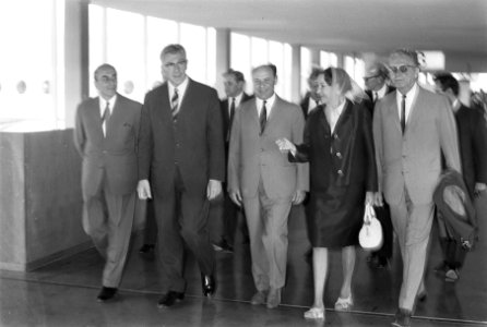 Burgemeester van Constantza (Roemenië), Nicolae Petre, arriveert op Schiphol voo, Bestanddeelnr 922-7517