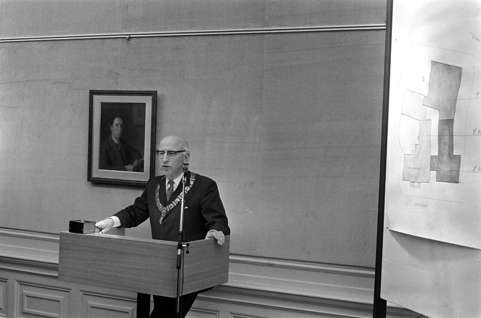 Burgemeester Samkalden tijdens zijn toespraak, Bestanddeelnr 926-8581