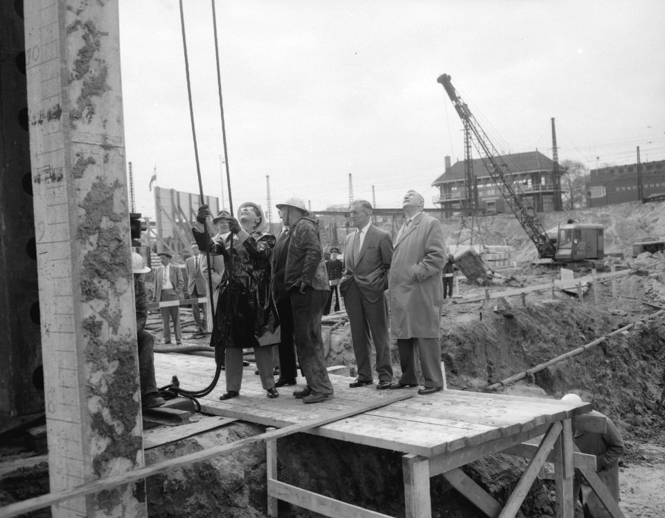 Burgemeester Van Hall heidt de eerste paal van het nieuwe havengebouw, Bestanddeelnr 909-5517