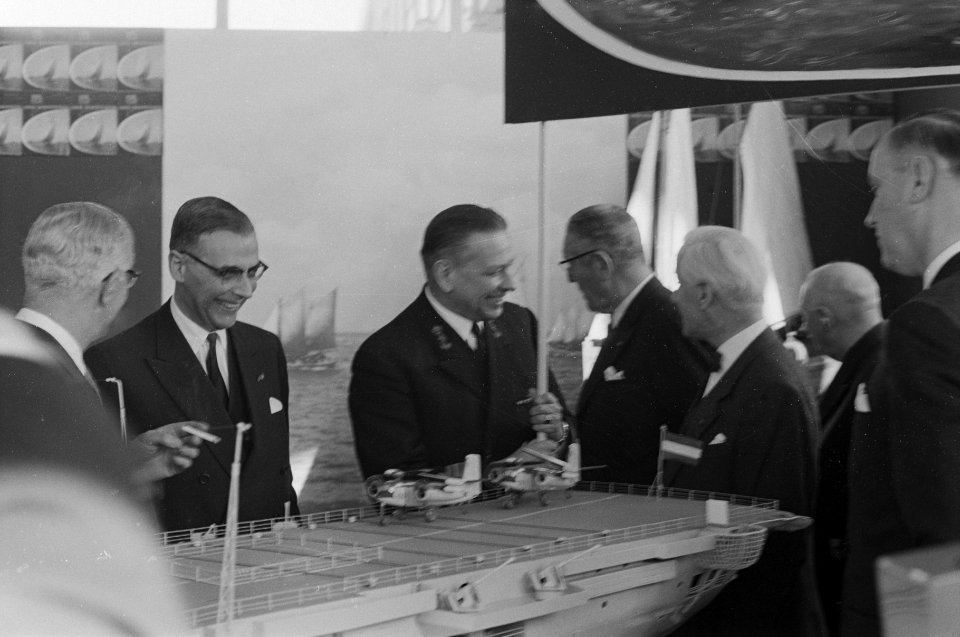 Burgemeester Van Hall bekijkt een schaalmodel van een vliegdekschip, Bestanddeelnr 913-6580