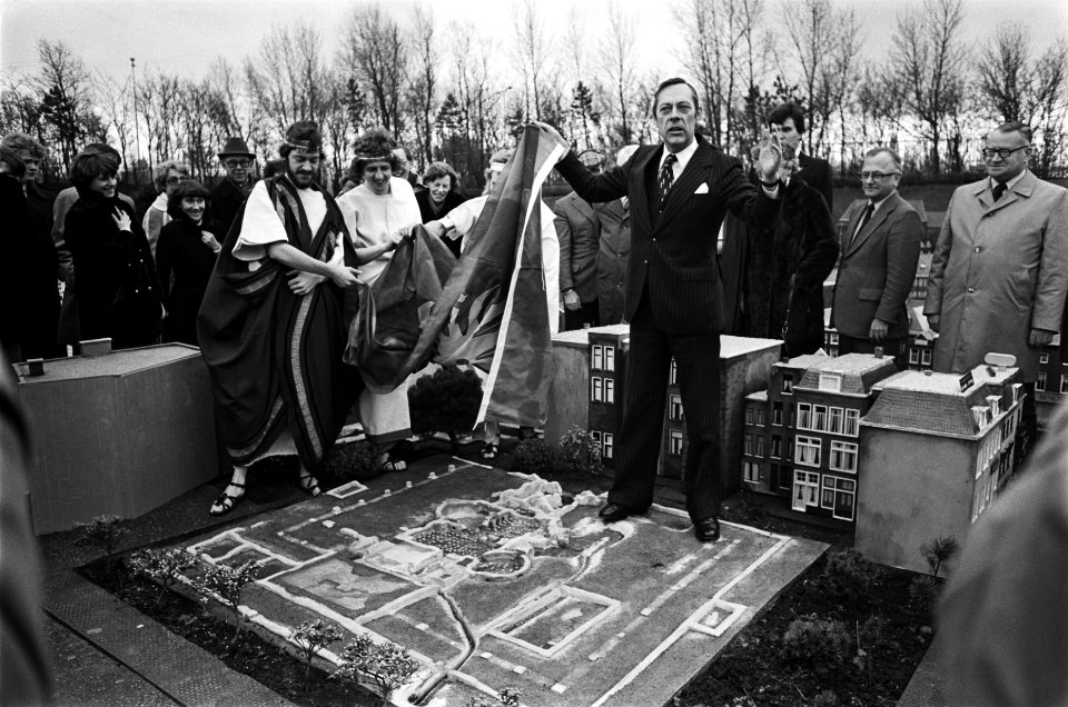 Burgemeester Reijnen (Heerlen) biedt Madurodam model Romeinse Thermen aan burge, Bestanddeelnr 929-6348