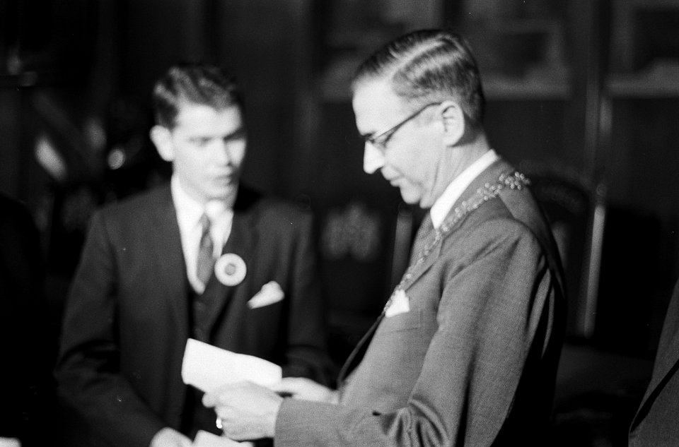 Burgemeester van Hall ontvangt brief van Kennedy. Burgemeester van Hall ontvangt, Bestanddeelnr 913-0498