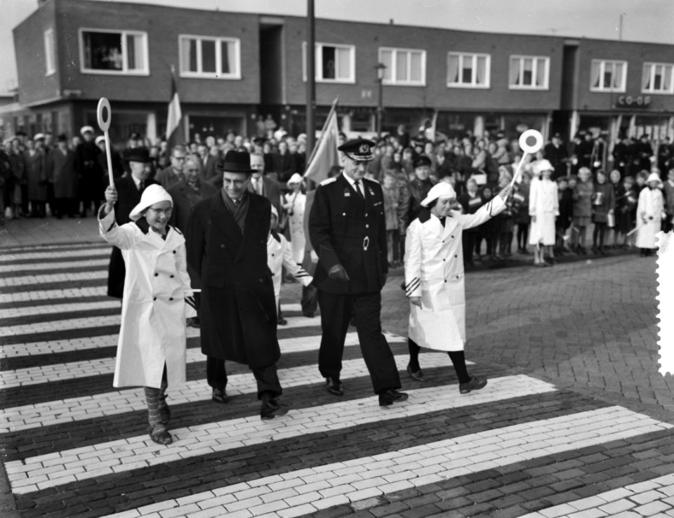 Burgemeester Van Hall installeert 200ste klaaroverbrigade, Bestanddeelnr 910-8278