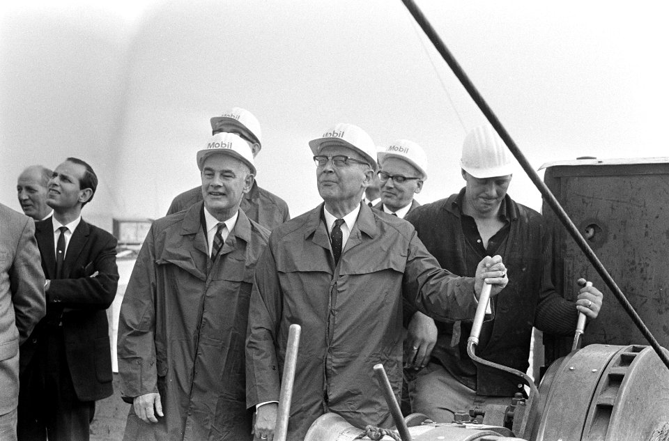 Burgemeester Van Hall in gezelschap van de algemeen directeur van Mobil Oil, Dhr, Bestanddeelnr 919-5523