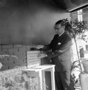 Burgemeester Van Hall metselt eerste steen voor het Hiltonhotel, Bestanddeelnr 911-6350