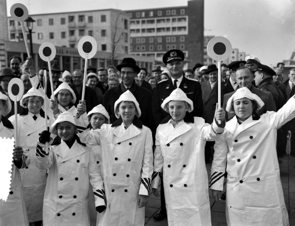 Burgemeester Van Hall installeert 200ste klaaroverbrigade, Bestanddeelnr 910-8277