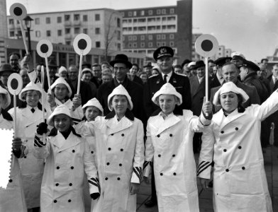 Burgemeester Van Hall installeert 200ste klaaroverbrigade, Bestanddeelnr 910-8277