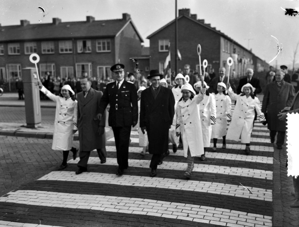 Burgemeester Van Hall installeert 200ste klaaroverbrigade, Bestanddeelnr 910-8279