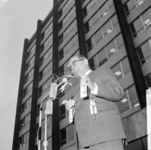 Burgemeester Van Hall nieuwe gebouw van NVV geopend in Slotermeer, hier tijdens , Bestanddeelnr 917-0750