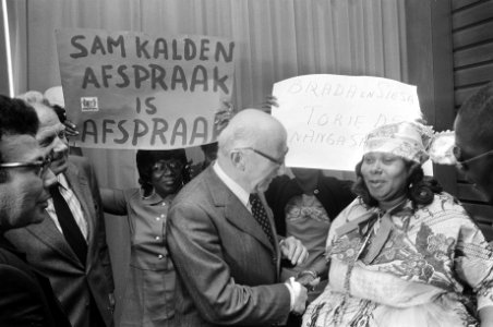 Burgemeester Samkalden en wethouder Kuypers spreken met Surinamers in Bijlmermee, Bestanddeelnr 927-3990