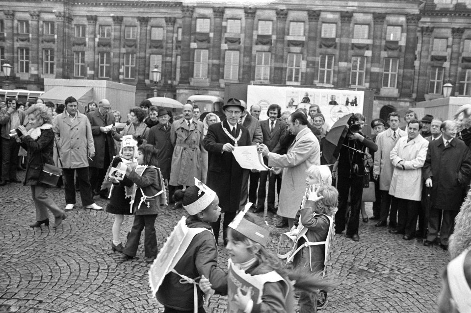 Burgemeester Samkalden koopt op de Dam eerste kinderpostzegels, Bestanddeelnr 926-0063