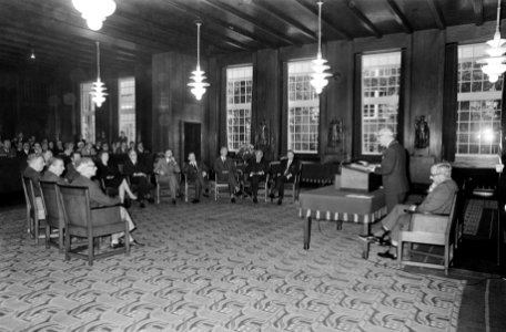 Burgemeester Samkalden installeert Raad voor Maatschappelijk Welzijn op Stadhuis, Bestanddeelnr 922-8248