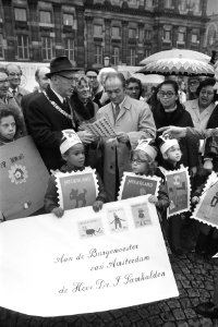 Burgemeester Samkalden koopt op de Dam eerste kinderpostzegels, Bestanddeelnr 926-0059