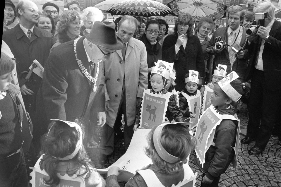 Burgemeester Samkalden koopt op de Dam eerste kinderpostzegels, Bestanddeelnr 926-0062