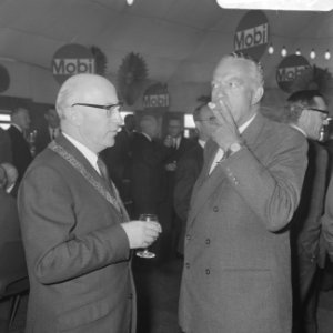 Burgemeester Samkalden in gesprek tijdens de receptie, Bestanddeelnr 921-7119