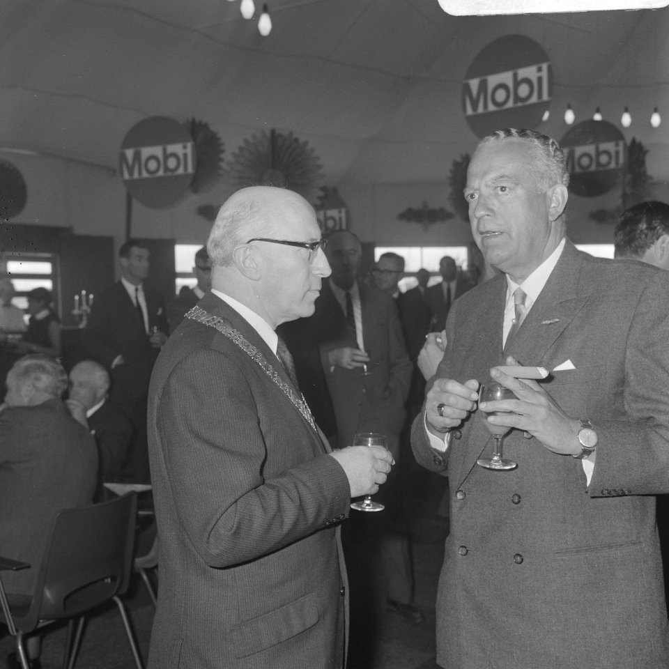 Burgemeester Samkalden in gesprek tijdens de receptie, Bestanddeelnr 921-7118