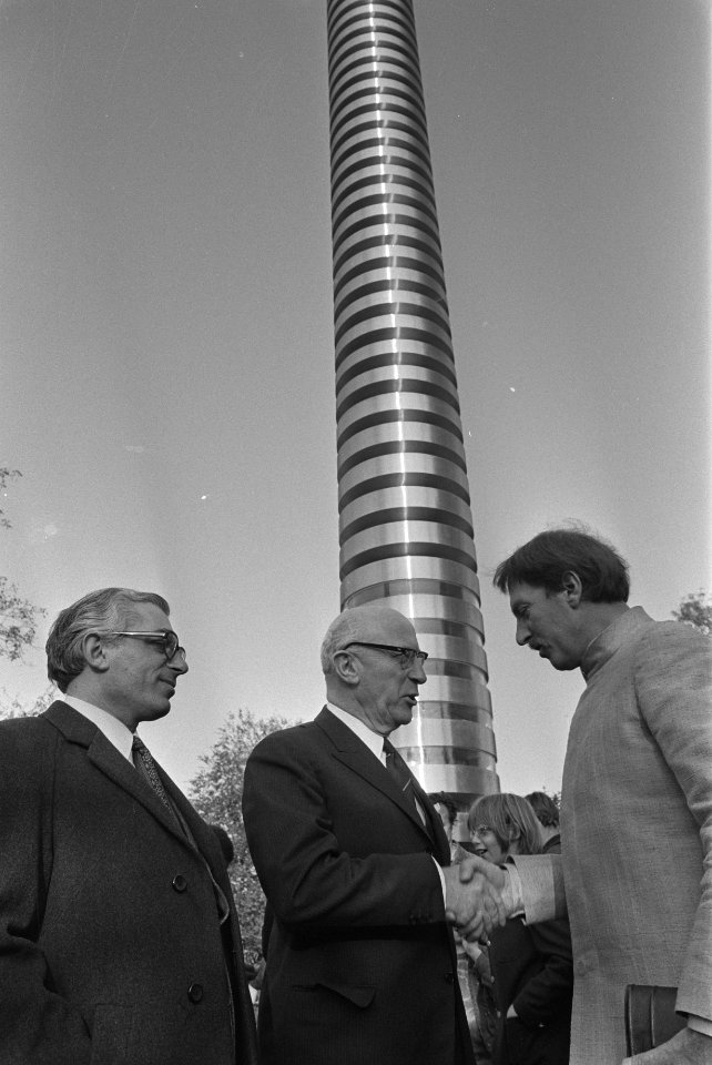 Burgemeester Samkalden en wethouder Polak nemen Winkler Prins Monument op Freder, Bestanddeelnr 923-9120