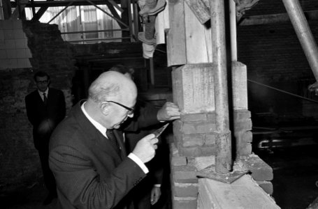 Burgemeester Samkalden herinneringskoker ingemetseld in voormalig Burgerweeshuis, Bestanddeelnr 920-7533