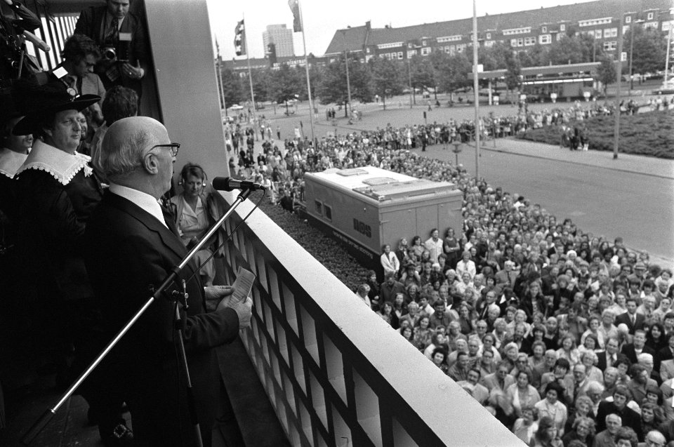 Burgemeester Samkalden en 'burgervaer' Kapelle op het balkon, Bestanddeelnr 928-0114