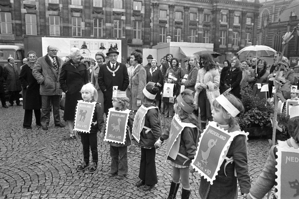 Burgemeester Samkalden koopt op de Dam eerste kinderpostzegels, Bestanddeelnr 926-0064