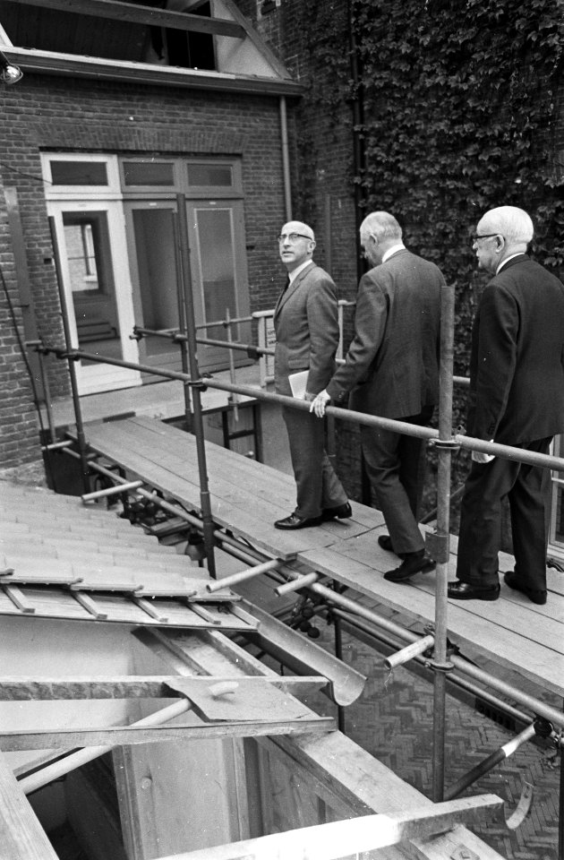Burgemeester Samkalden bracht bezoek Nederlands Instituut voor de Nijverheid te , Bestanddeelnr 921-4285