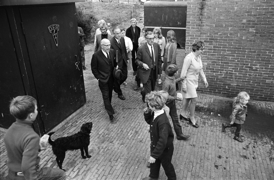 Burgemeester Samkalden bezoekt woonwagenkamp aan Osdorperweg, Amsterdam, Bestanddeelnr 923-9518