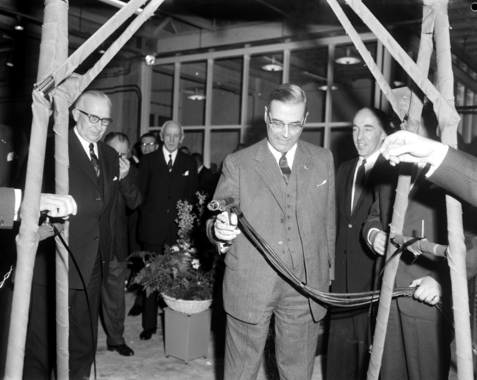 Burgemeester Van Hall Amerikaanse vestiging van Hobart Brothers aan Zeeburgerdij, Bestanddeelnr 915-9170