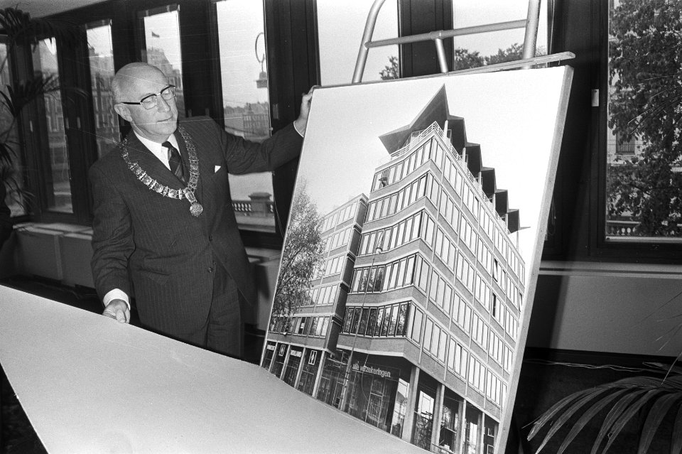 Burgemeester Samkalden bij een foto van het nieuwe gebouw, Bestanddeelnr 924-5870