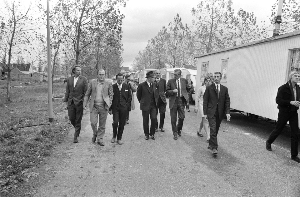 Burgemeester Samkalden bezoekt woonwagenkamp aan Osdorperweg, Amsterdam, Bestanddeelnr 923-9519